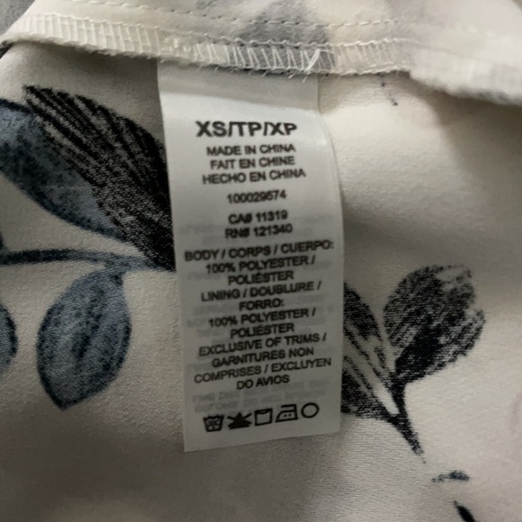 NWOT Graphic Flower Choker Neck Tee - Picture 8 of 8